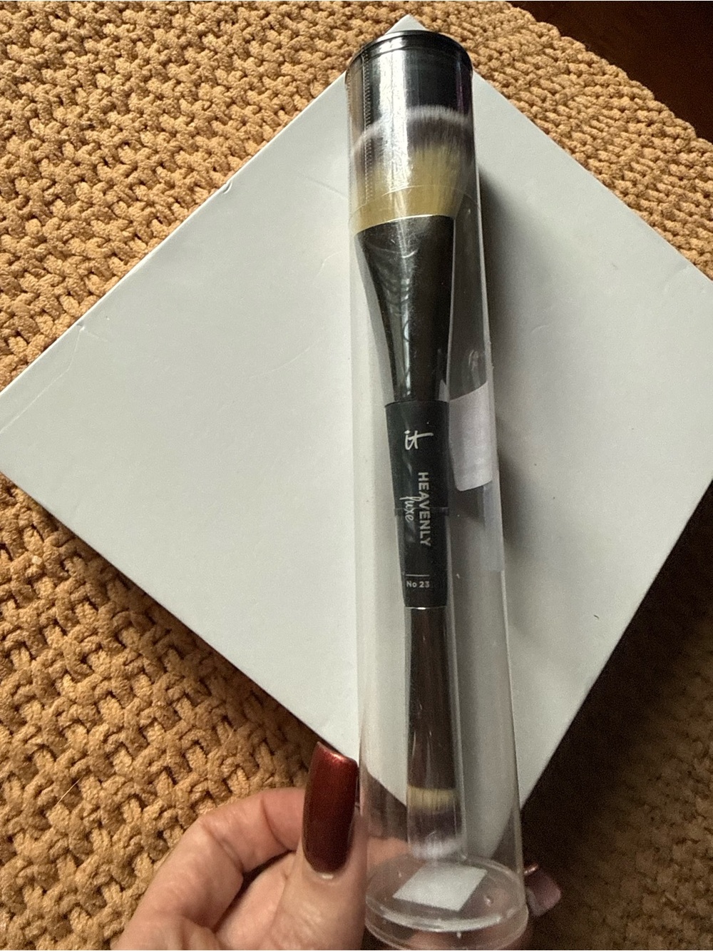 it cosmetics Dual-Ended Makeup Brush in Black and White